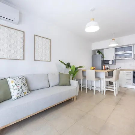 Lumi - With Pool & Garden View דירה