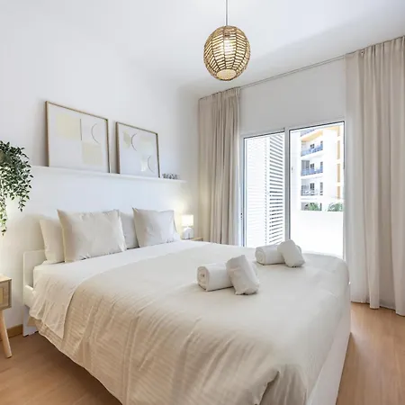 Lumi - With Pool & Garden View Apartmán